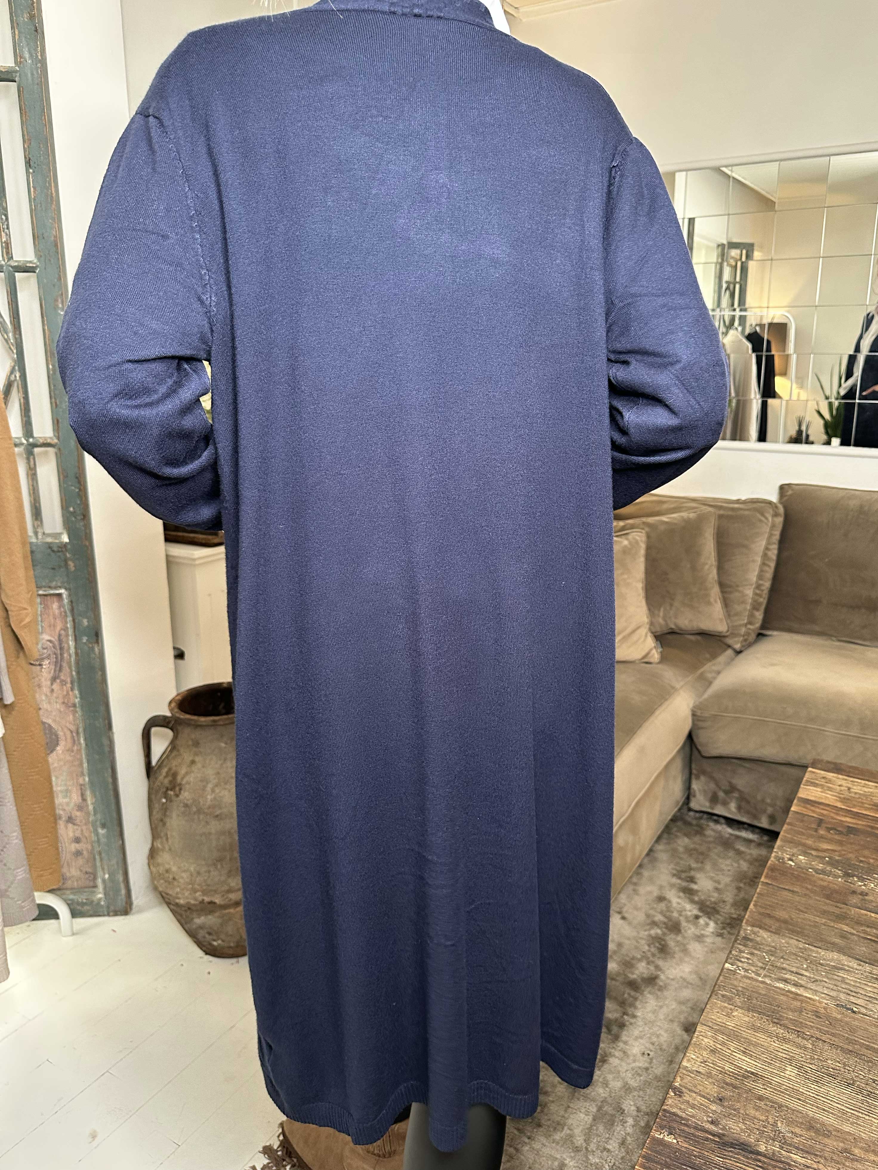 Agnesa - Lang plus size strikcardigan med lommer